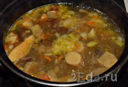 Когда картофель будет готов, добавляем в суп из лесных грибов обжаренные лук и морковь, провариваем суп около 5 минут с момента закипания.