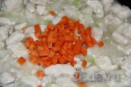 Морковь очистить и нарезать на мелкие кубики (можно натереть на крупной тёрке). Добавить морковь в сковороду и обжарить вместе с мясом и луком в течение 5 минут, не забывая периодически помешивать.