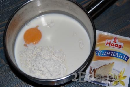 Для начала нужно сварить заварной крем. В сотейник влить молоко, добавить желток, сахар, ванильный сахар, муку.