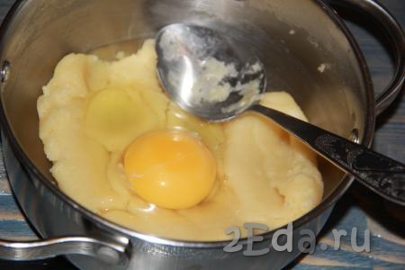 Слегка остудить тесто, а затем, добавляя яйца по одному, тщательно перемешивать. Только когда тесто станет однородным, можно добавлять следующее яйцо.