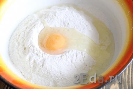 Муку просеять в миску, добавить яйцо, воду и растительное масло.