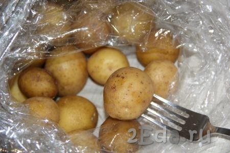 Молодой картофель хорошо вымыть. Наколоть каждую картофелину с помощью вилки с двух сторон.