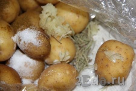Картофель выложить в рукав для запекания, добавить соль, розмарин, специи для картофеля, пропущенный через пресс чеснок и оливковое (или растительное) масло. 