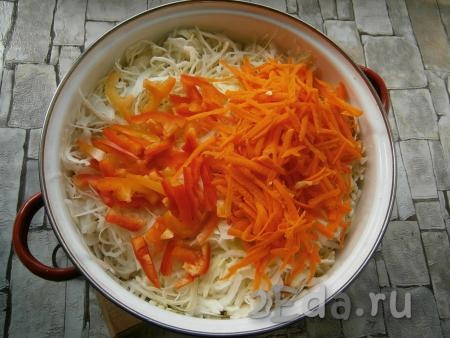 Добавить очищенную и натертую на крупной терке морковку и нарезанный соломкой болгарский перец, очищенный от семян.