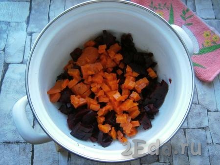 Свеклу, морковь и картофель предварительное отварить (вареные овощи готовы, если они легко прокалываются ножом или вилкой), остудить и очистить. Свеклу и морковь нарезать кубиками.
