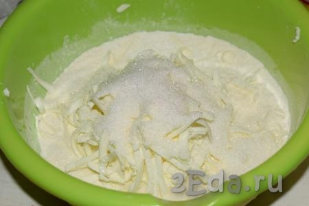 Добавим сахар и натертое на терке холодное сливочное масло. Масло предварительно подморозьте в морозилке.