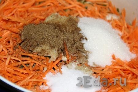 Сахар, соль и приправу добавить в кастрюлю с морковкой и огурцами.