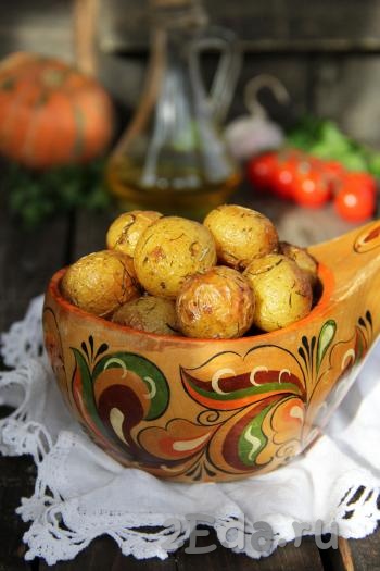 Молодой картофель, запеченный с чесноком в духовке, получается ароматным и очень вкусным, он станет отличным дополнением к мясу или рыбе.