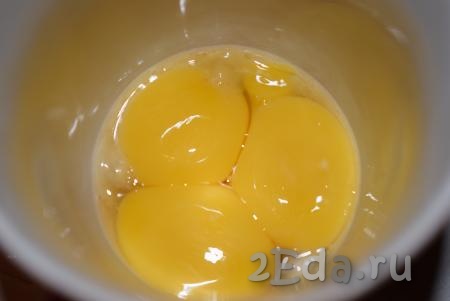 Для начала испечем бисквит. В этом торте используется нежный, влажный шифоновый бисквит. Обратите внимание, что такой бисквит готовится на растительном масле с добавлением воды - эта особенность делает его невероятно мягким. Для его приготовления надо использовать форму диаметром не более 24 см. Сначала возьмём 3 яйца и аккуратно отделим белки от желтков.