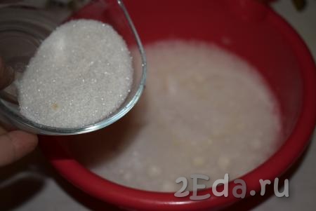 К белковой пене добавим оставшуюся половину сахара (70 грамм). Сахар будем добавлять понемногу, взбивая массу миксером до однородности. Взбивать белковую пену с сахаром в общей сложности будем, примерно, 7-10 минут.