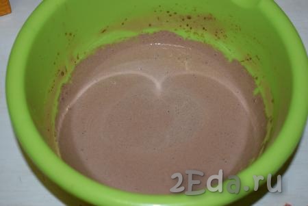 В это время займемся приготовлением крема. Для этого возьмем хорошо охлажденные сливки (это обязательное условие, теплые сливки не взбиваются и текут). Нальем в миску 100 мл сливок и добавим какао-порошок. Перемешаем до растворения какао.