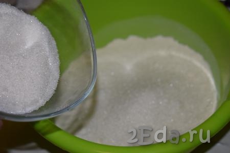 Добавим половину нормы сахара (70 грамм), смешанную с ванильным сахаром,  и перемешаем нашу смесь.