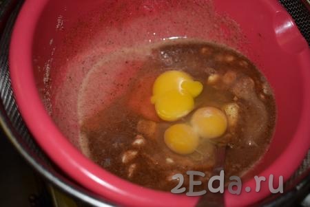 Когда масляно-медовая смесь слегка растворится на водяной бане, добавим яйца.
