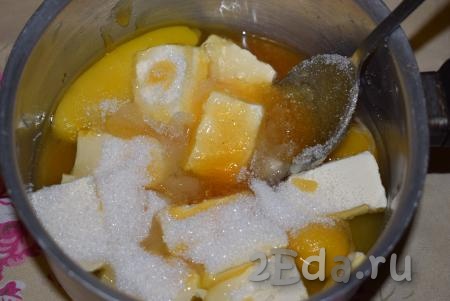 Для приготовления теста в миску к сливочному маслу, нарезанному на небольшие кусочки, добавим яйца, мёд и сахар.