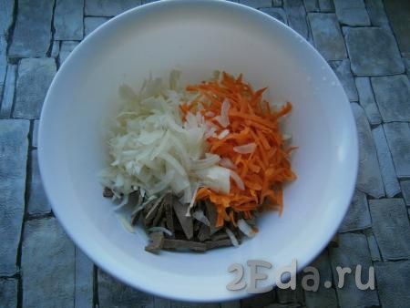 К капусте и сердцу добавить очищенный репчатый лук, нарезанный тонкими четвертинами, и очищенную морковь, натертую на крупной терке.