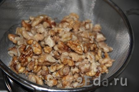 Затем откинуть орехи на дуршлаг и дать стечь воде.
