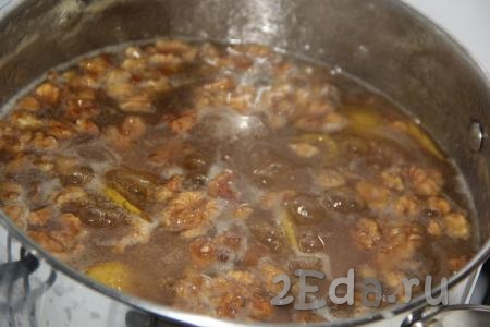 Добавить грецкие орехи в варенье из жёлтых слив и варить 30 минут на медленном огне, иногда помешивая.