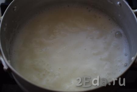 Ставим кастрюлю на огонь и доводим молоко до кипения. Уменьшаем огонь до минимума и варим кашу до готовности риса (примерно, 15-20 минут - продолжительность варки зависит от сорта риса). В процессе варки обязательно помешиваем кашу, чтобы она не пригорела.