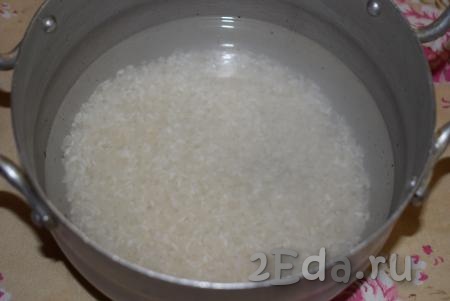Промываем рис до прозрачной воды.