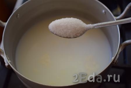 К рису с молоком добавляем соль и сахар.