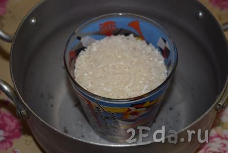 Для приготовления рисовой каши на молоке подойдут круглые сорта риса, которые хорошо развариваются. Рис отмеряем стаканом.