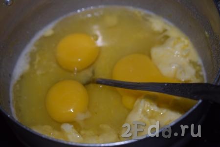 Добавляем яйца и ставим кастрюльку на водяную баню. То есть в кастрюлю большего диаметра, чем кастрюлька с кремом, наливаем воду и доводим ее до кипения, сверху помещаем кастрюльку с кремом (дно кастрюльки с кремом не должно касаться воды), уменьшаем огонь до среднего и начинаем смешивать венчиком (или ложкой) все ингредиенты до однородности.