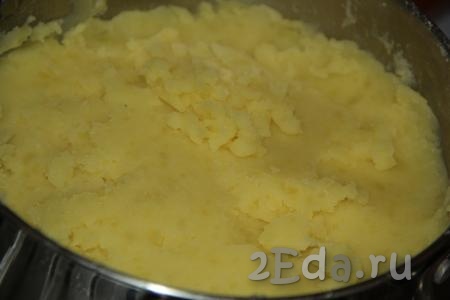 Для приготовления начинки картофель очистить и сварить в подсоленной воде до готовности (в течение 20-25 минут). Размять картофель в пюре (пюре не должно быть жидким). 
