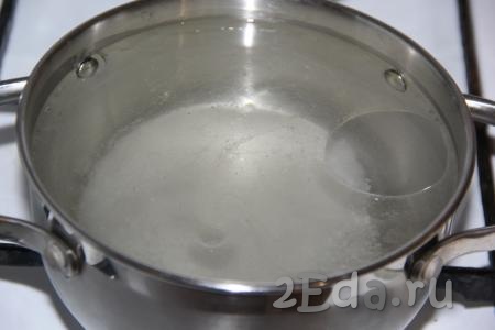 Для приготовления маринада воду влить в кастрюлю, добавить сахар, соль и растительное масло, поставить на огонь.
