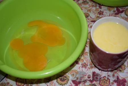 Растапливаем сливочное масло (я растапливаю в микроволновой печи в течение 30 секунд). В растопленное масло наливаем теплую воду, перемешиваем масляную смесь. В отдельную миску вбиваем яйца.