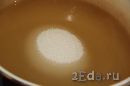 Процеженную жидкость измерить, вылить в кастрюлю, добавить сахар в нужной пропорции (на каждый литр сока потребуется 750 грамм сахара).