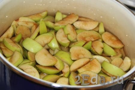 В результате должен получиться 1 килограмм нарезанных яблок, выложить их в кастрюлю и залить холодной водой так, чтобы вода чуть накрыла яблоки. 