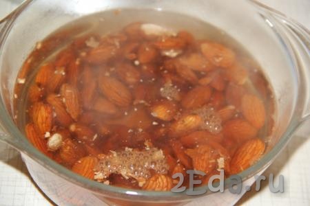 Пока наш сироп варится, нужно подготовить орехи. Если используете миндаль, тогда его нужно предварительно залить крутым кипятком и оставить на пару минут.