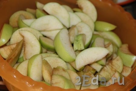 Яблочки вымыть, нарезать крупными дольками, удалить семечки. Чистить яблоки не нужно!