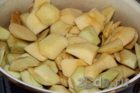 Яблоки  вымыть, очистить от кожуры и семечек. Должно получиться 2,5 килограмма яблок, нарезать их на небольшие дольки, выложить в кастрюлю, добавить воду.