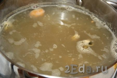 Добавить в горячий бульон мидии и картофель, довести суп до кипения и варить минут 10 на среднем огне.