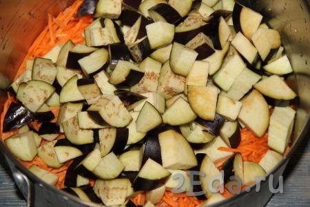 Добавить баклажаны в кастрюлю с морковью.