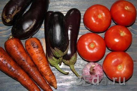 Подготовить овощи для приготовления салата из баклажанов и помидоров на зиму.