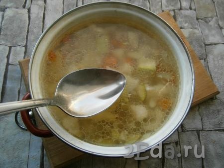 Поставить кастрюлю на средний огонь, довести до кипения. Убрать пену, посолить овощной суп по вкусу, влить немного растительного масла.