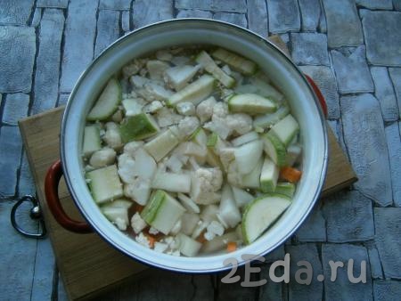 Сюда же добавить и нарезанный кусочками кабачок (молодой кабачок можно готовить, не очищая от кожуры и семечек). Залить овощи холодной водой.