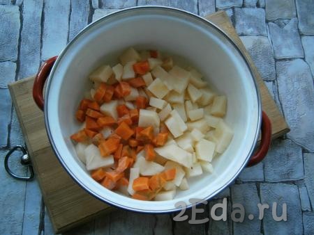 Картофель и морковь очистить, нарезать в кастрюлю небольшими кубиками.
