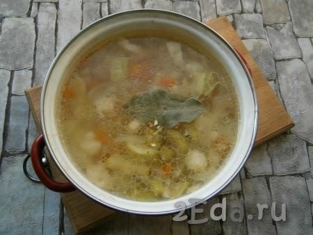 Далее варить суп на слабом огне с прикрытой крышкой около 40-45 минут. За 10 минут до окончания варки добавить в суп лавровый лист и чуточку специй для первых блюд.