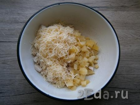 Сыр натереть на средней терке и добавить его в салат из курицы, ананасов и картошки.