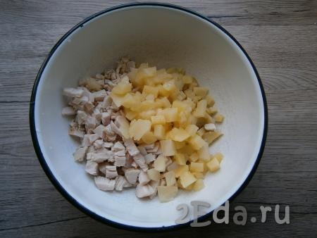Консервированные ананасы, нарезанные кубиками, выложить к курице и картошке.