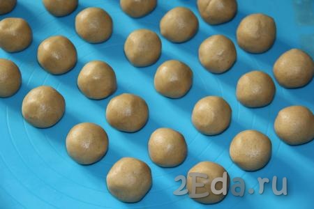 ​​​​​​​Разделить тесто на кусочки и сформировать шарики размером с грецкий орех.
