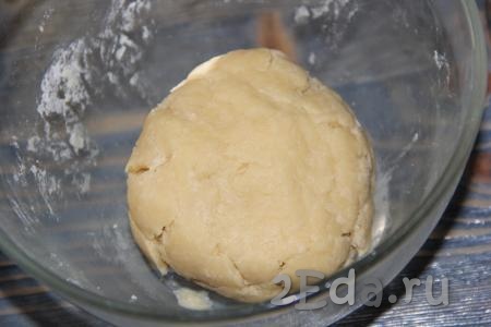 Замесить мягкое и нежное тесто, затем, завернув его в пакет, убрать на 30-45 минут  в холодильник.