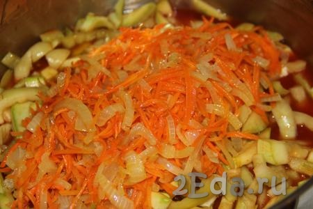 Затем добавить обжаренные лук с морковью, хорошо перемешать и довести салат до кипения.