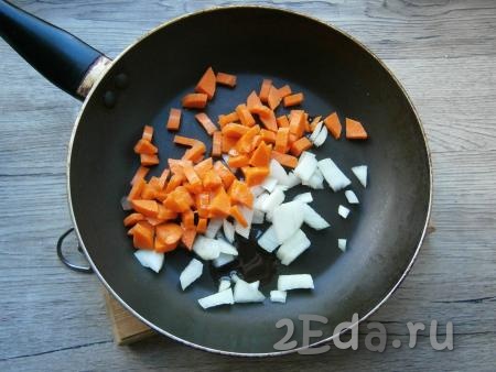 Лук нарезать произвольно, морковь - маленькими кубиками. Выложить морковку с луком в сковороду, влить растительное масло.