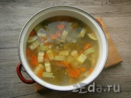 Варить суп на небольшом огне еще около 10-15 минут.