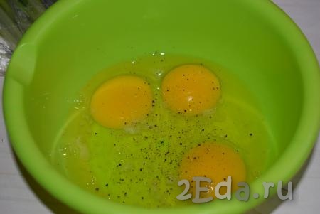 В миску разобьем яйца, посолим их и поперчим.
