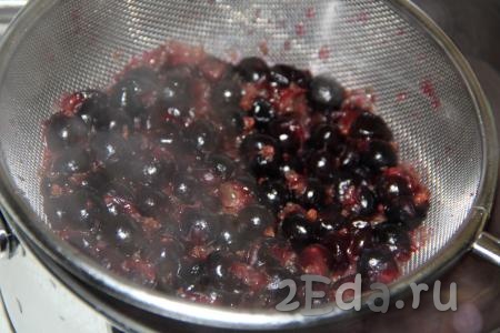 Откинуть ягоды на дуршлаг. Жидкость слить в кастрюлю, туда же перетереть ягоды через сито, жмых и семечки выкинуть.